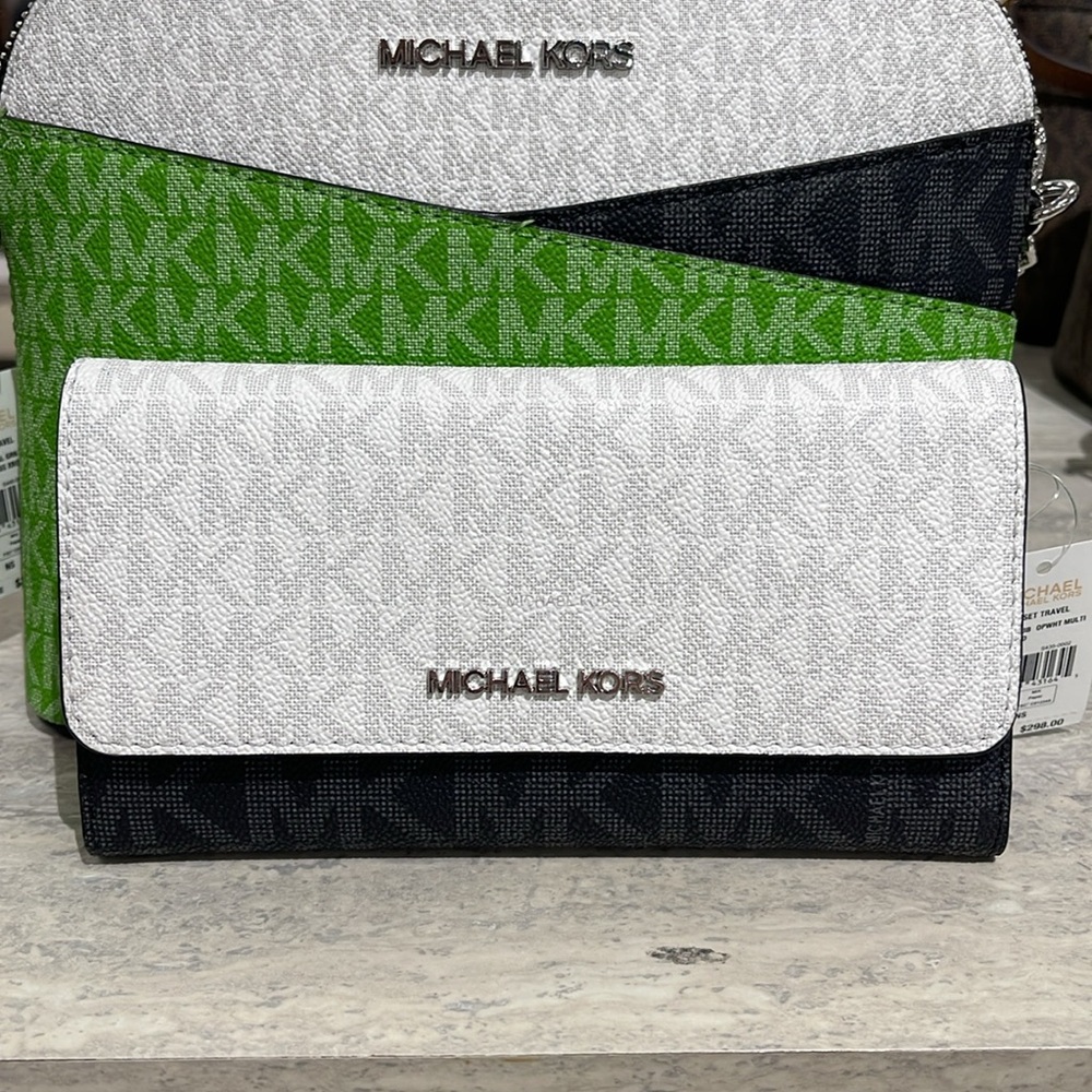 Michael Kors Jet Set Large Logo Trifold Wallet
Optic White Multi 
NWT - Picture 16 of 16